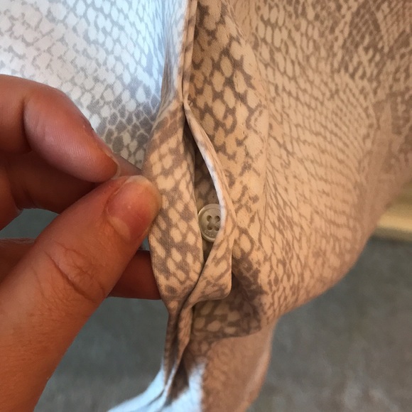 Babaton Aritzia Akira Blouse Matte Satin Snake Print Blouse Espace/Gray Size M - Picture 8 of 13